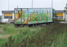 De trailer van TOP Onions sierde de oprit van het terrein