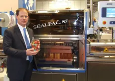 Marcel Veenstra van Sealpac voor de nieuwste sealmachine.