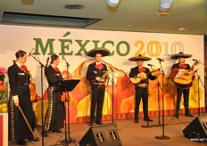 onder begeleiding van Mexicaanse muziek