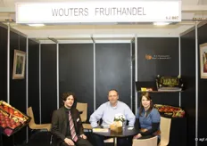 Wouters fruithandel is een klant van veiling Hoogstraten. Op de foto zijn beide partijen in gesprek. Van links naar rechts: Raf van Rooy (veiling Hoogstraten), Kris Wouters (Wouters Fruithandel) en Nathalie Snijers (Veiling Hoogstraten)