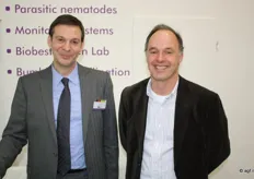 Marc Mertens van Biobest samen met tomatenteler Peter Jansen uit Hoeven