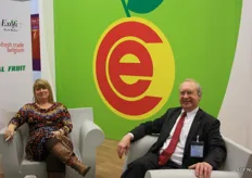 Dit jaar had de stand van het Europees Centrum voor Fruit en Groenten een nieuwe uitstraling. Trots zitten directeur Thierry Nuttin en Marion Van Cauteren bij het frisse logo.