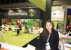 Astrid Juarez presenteert de producten uit Guatemala.