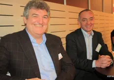 Links: Eddy Gieraerts van Cropsafe (en bestuurder van BFV) in gesprek met Luc Bels (Fruitteler en opvolger van voorzitter Veiling Haspengouw)