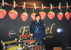 Petra Wautraets van de Limburgse Tuinbouwveiling poseert bij het fruit