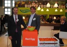 Aad van Dijk en Nils Tromp bij de Red Egg van the Greenery