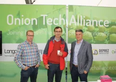 Onion Tech Alliance presenteerde zich voor het eerst aan het grote publiek. Ze trakteerden gelijk op uiensoep. Hier op de foto met Marco Maljaars, Johan Deprez en Wim de Rijder