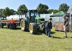 De platte kar voor het vervoer naar de demo's in het veld met Bram de Visser van CZAV in gesprek met een bezoekster