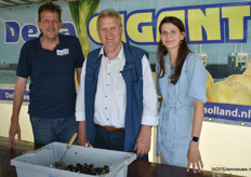 Traditiegetrouw zorgden de Van den Berge's van Delta Seeds Holland weer voor mosselen: Johnny, Rinus en Rhodé