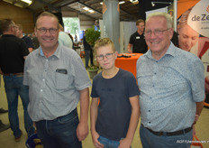 Jan Boone van Bowa met zoon Joas en schoonvader Hans Ketting